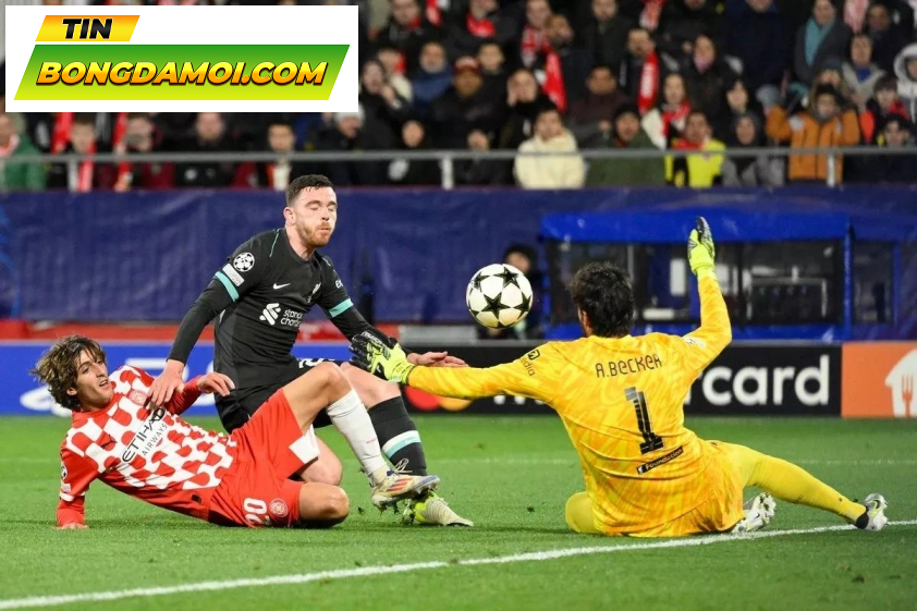 Thủ thành Alisson đã phải làm việc vất vả để giúp Liverpool giữ sạch lưới. Ảnh: Getty