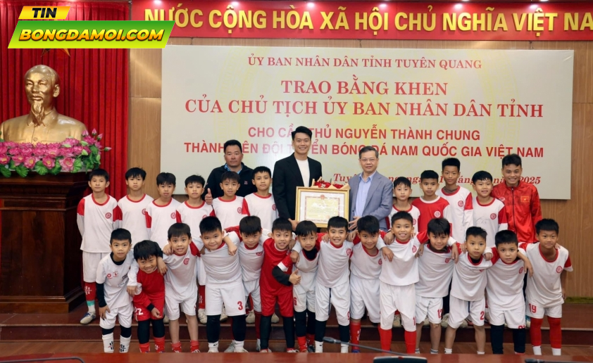 “Hậu Vệ Xuất Sắc Nhất Đội Tuyển Việt Nam Trong AFF Cup Nhận Vinh Dự Cao Quý”