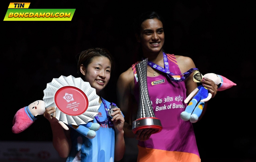 Pusarla Venkata Sindhu (phải) cùng chức vô địch World Tour Finals 2018 (Ảnh: Getty)