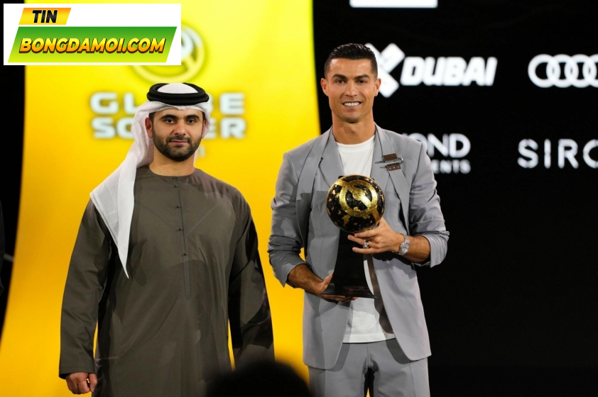 Ronaldo nhận giải tại Quả bóng Vàng Dubai 2024 (Ảnh: Getty)