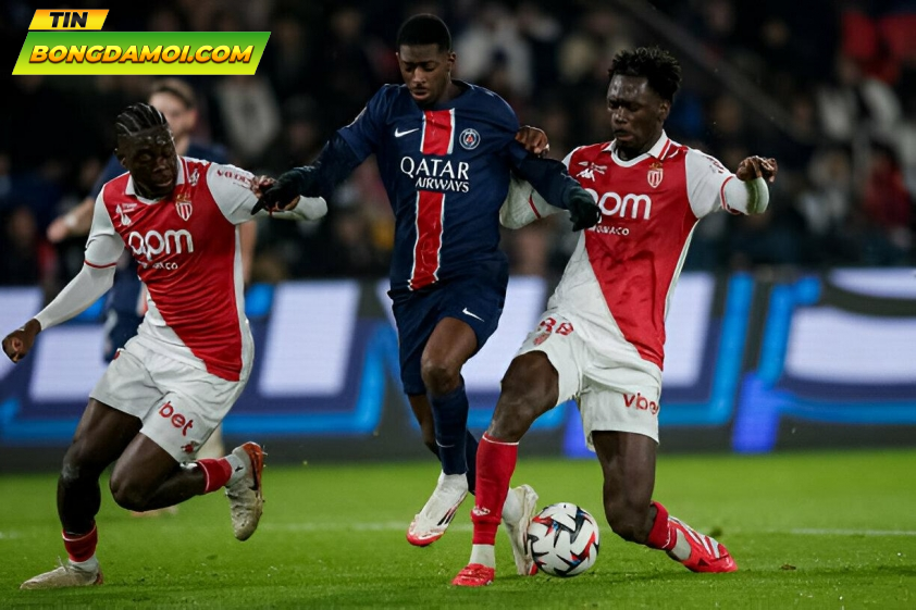 Phong độ chói sáng của Dembele giúp PSG tiếp tục thống trị tại Ligue 1.